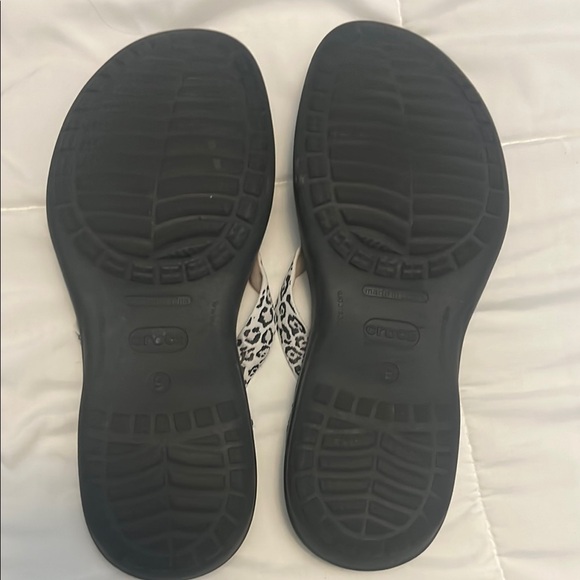 CROCS Black and White Animal Print Sandals/flip flops - Picture 3 of 4